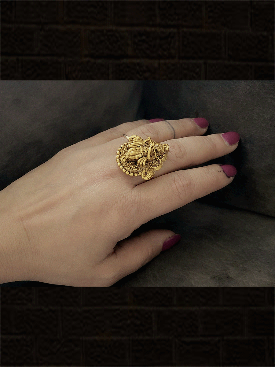 Openable krishna ring with side paisley design