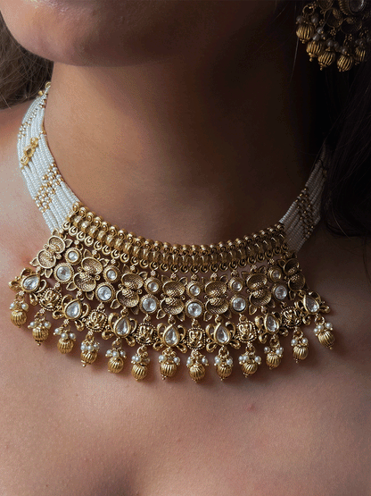 Intricate oval design kundan studded side cheed strings with golden tukdies set