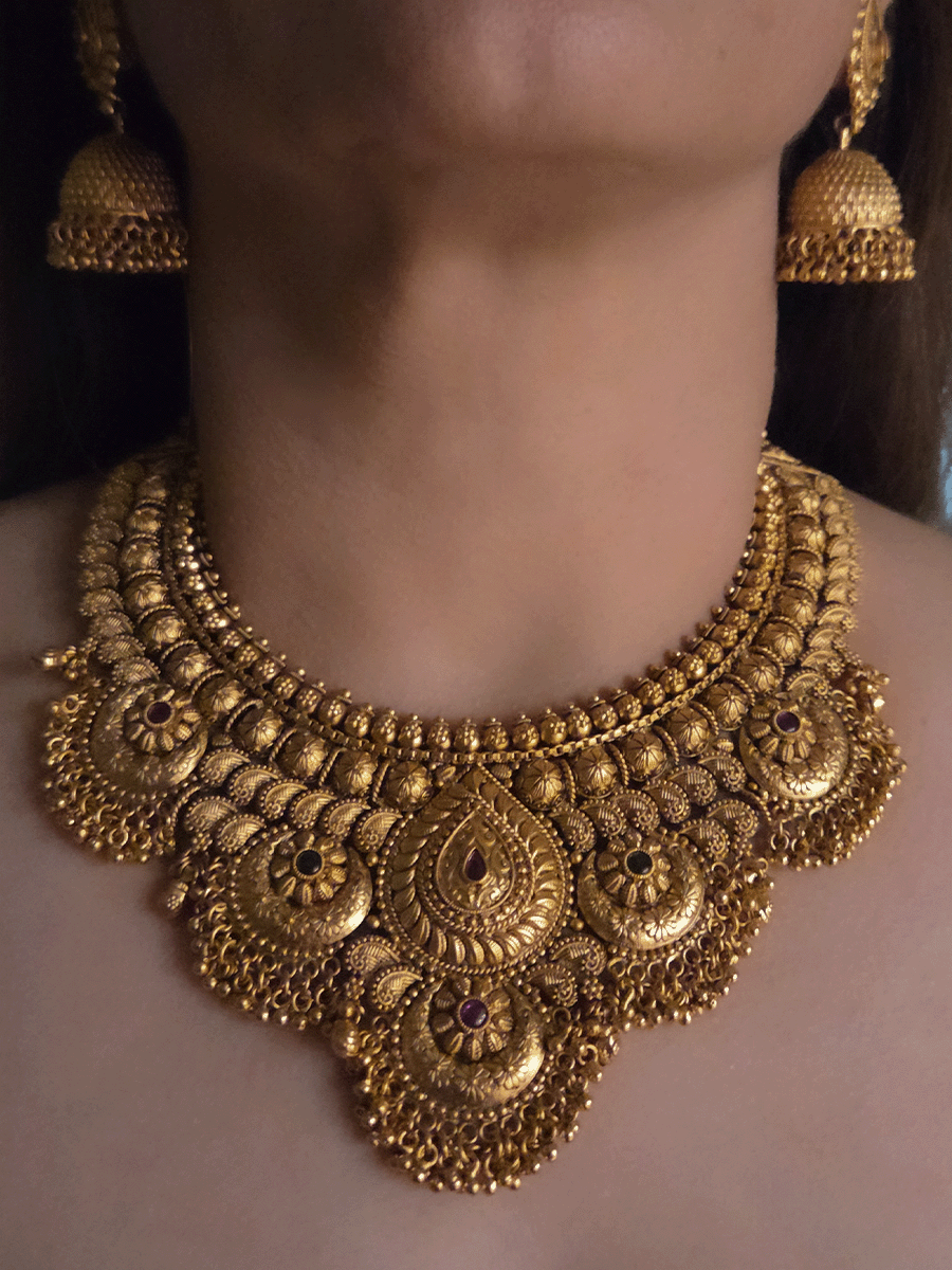 Leaf design center with circular self flower design with ghunghru hangings broad set