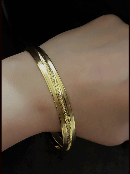Gold plated lines and center rope self design men's kada