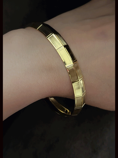 Lines in square design plain gold plated men's kada