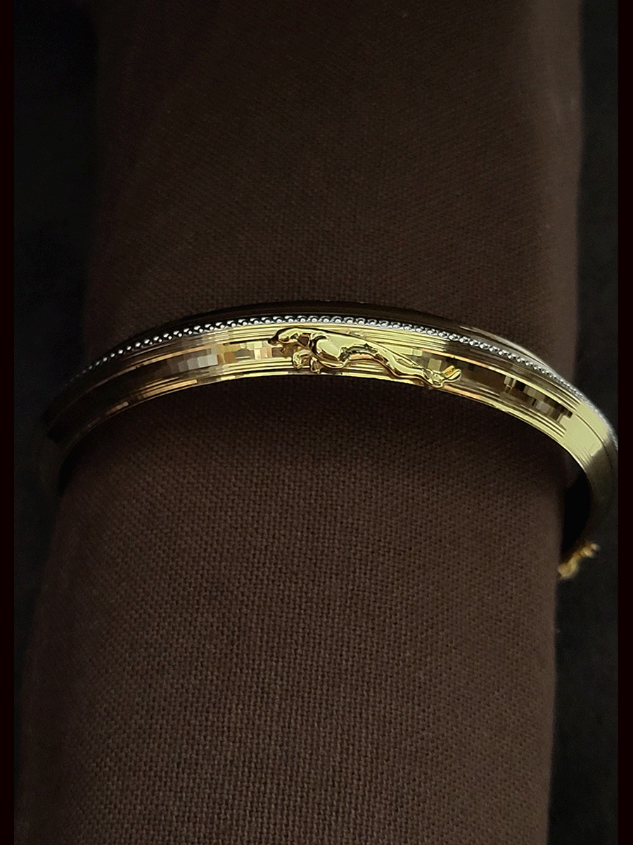 Rhodium line in center of lines design men's kada with jaguar motif's on one side