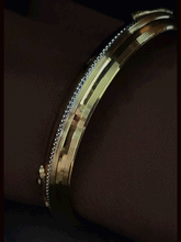 Load image into Gallery viewer, Rhodium line in center of lines design men&#39;s kada with jaguar motif&#39;s on one side
