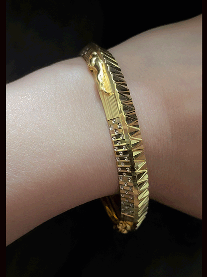 Wavy design on one side and dotted rhodium on other with jaguar motif's men's kada