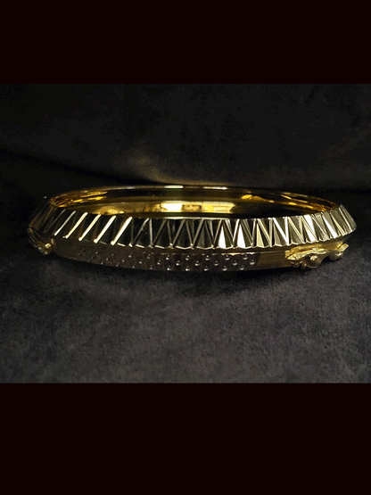 Wavy design on one side and dotted rhodium on other with jaguar motif's men's kada