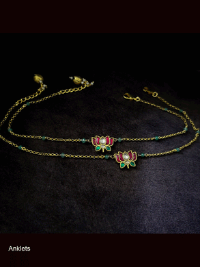 Paachi kundan tukdi with green beads in chain anklets