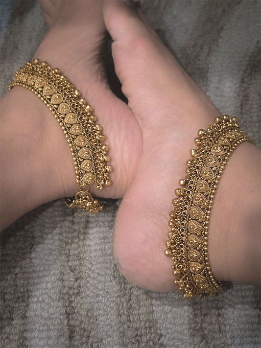 Broad leaf design heavy anklets with ghunghru hangings