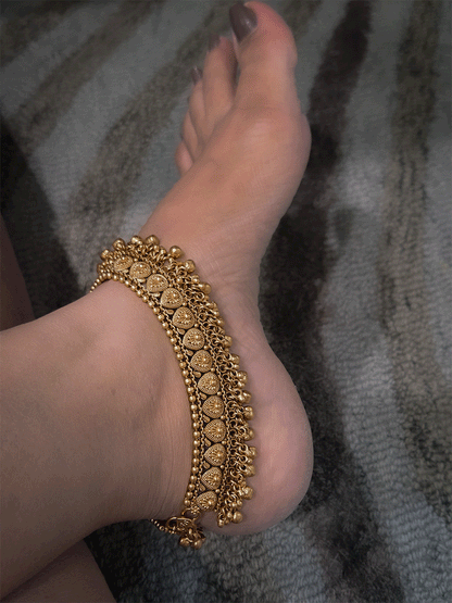 Broad leaf design heavy anklets with ghunghru hangings