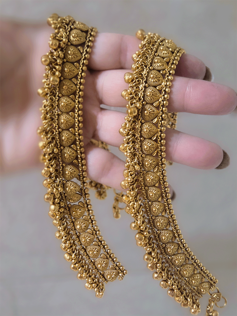 Broad leaf design heavy anklets with ghunghru hangings