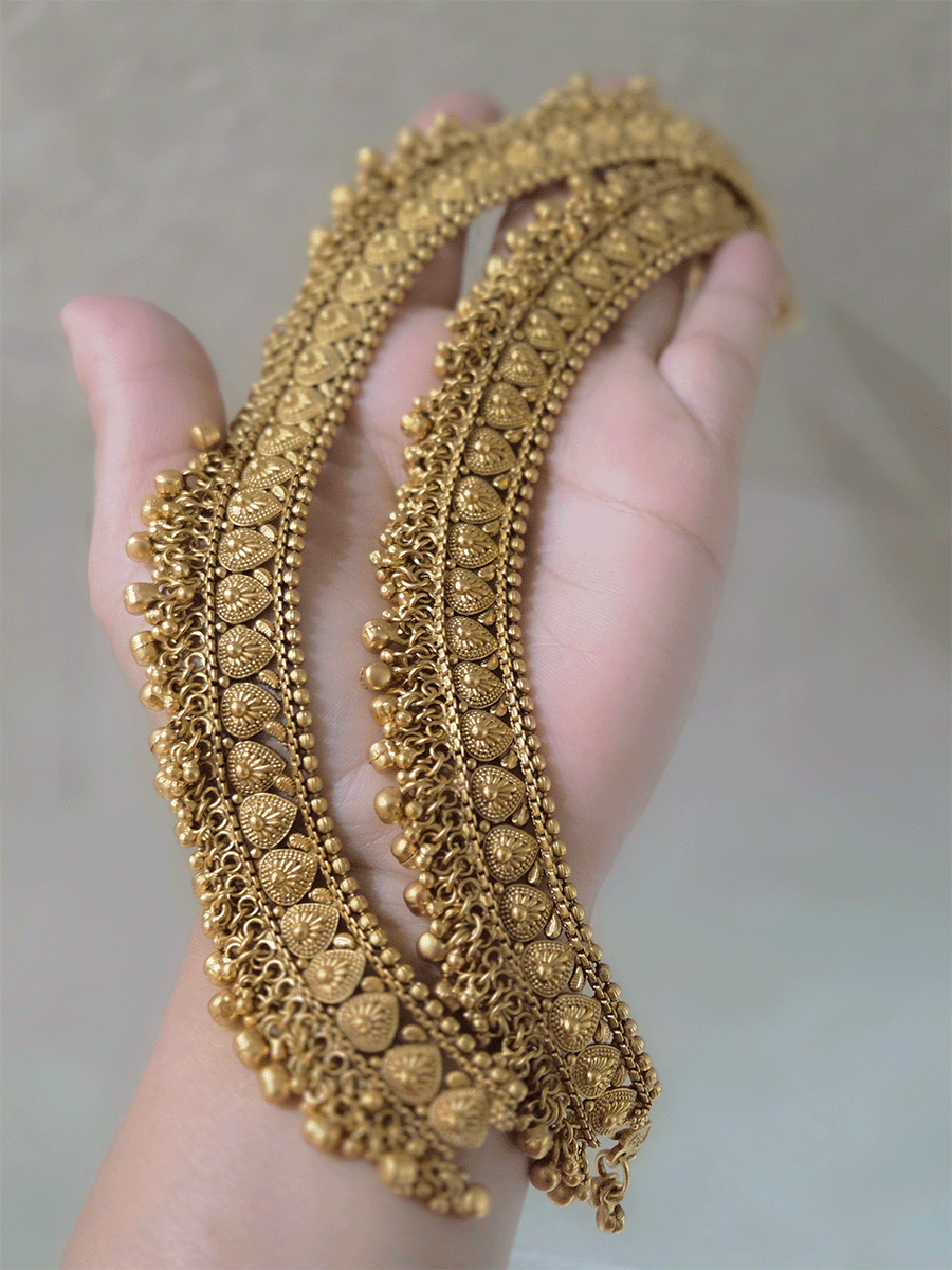 Broad leaf design heavy anklets with ghunghru hangings