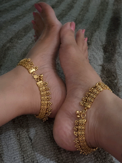 Broad chain with ghunghru hanging gold finish anklets