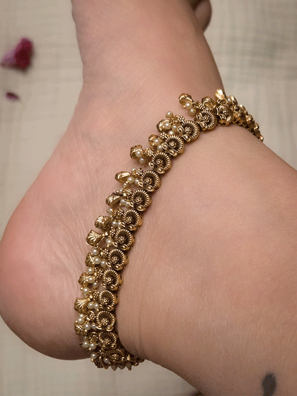 Flower design anklets with shell design and pearl hangings