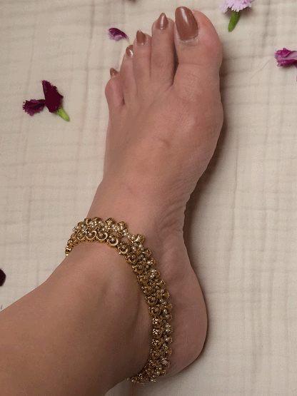 Flower design anklets with shell design and pearl hangings