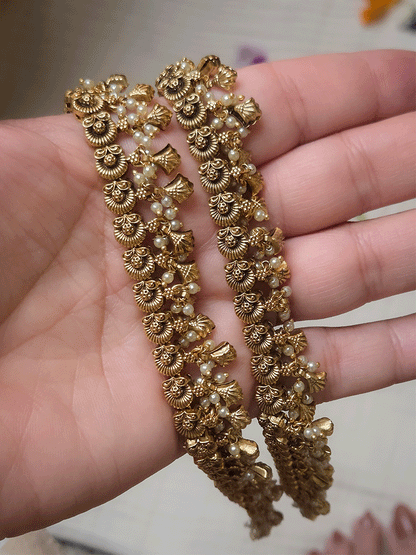 Flower design anklets with shell design and pearl hangings