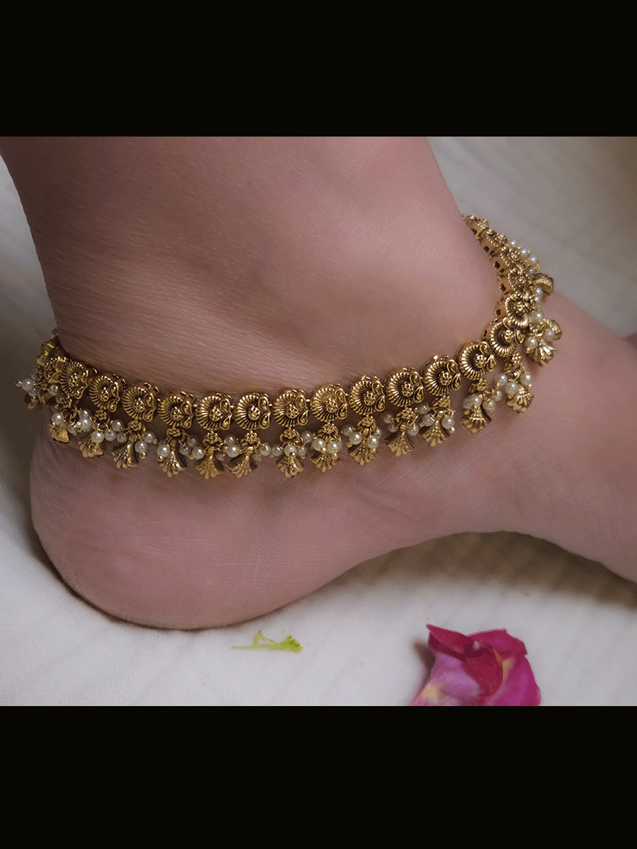 Flower design anklets with shell design and pearl hangings