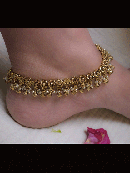Flower design anklets with shell design and pearl hangings