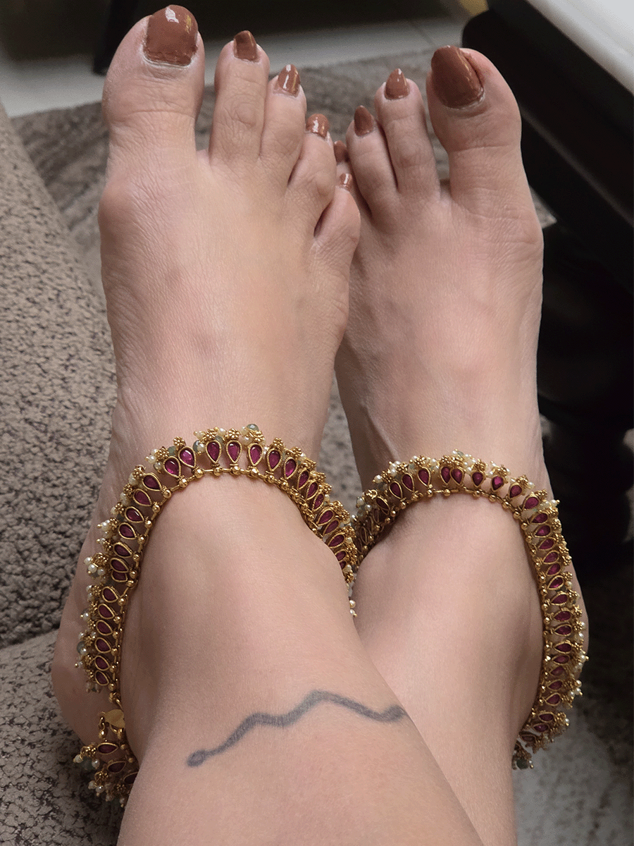 Tear shaped stones studded classy anklets with pearl and gold bead hangings