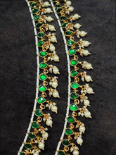 Load image into Gallery viewer, Pacchi kundan pearl drop anklets with leaf shaped design