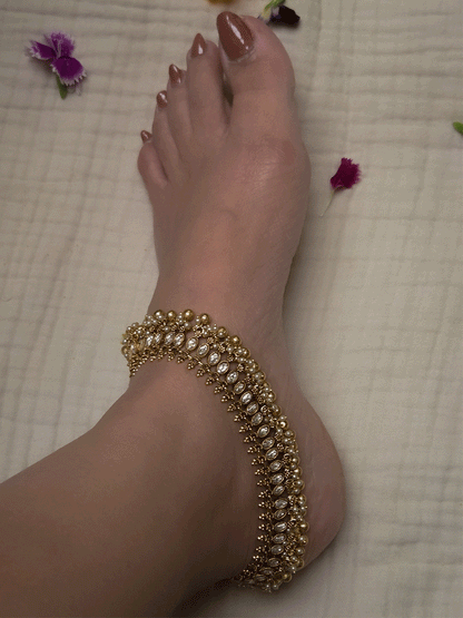 Oval kundan with flower attached pearl and gold bead frill anklets