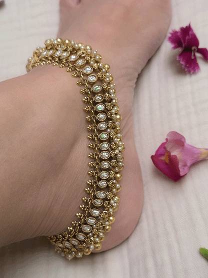 Oval kundan with flower attached pearl and gold bead frill anklets