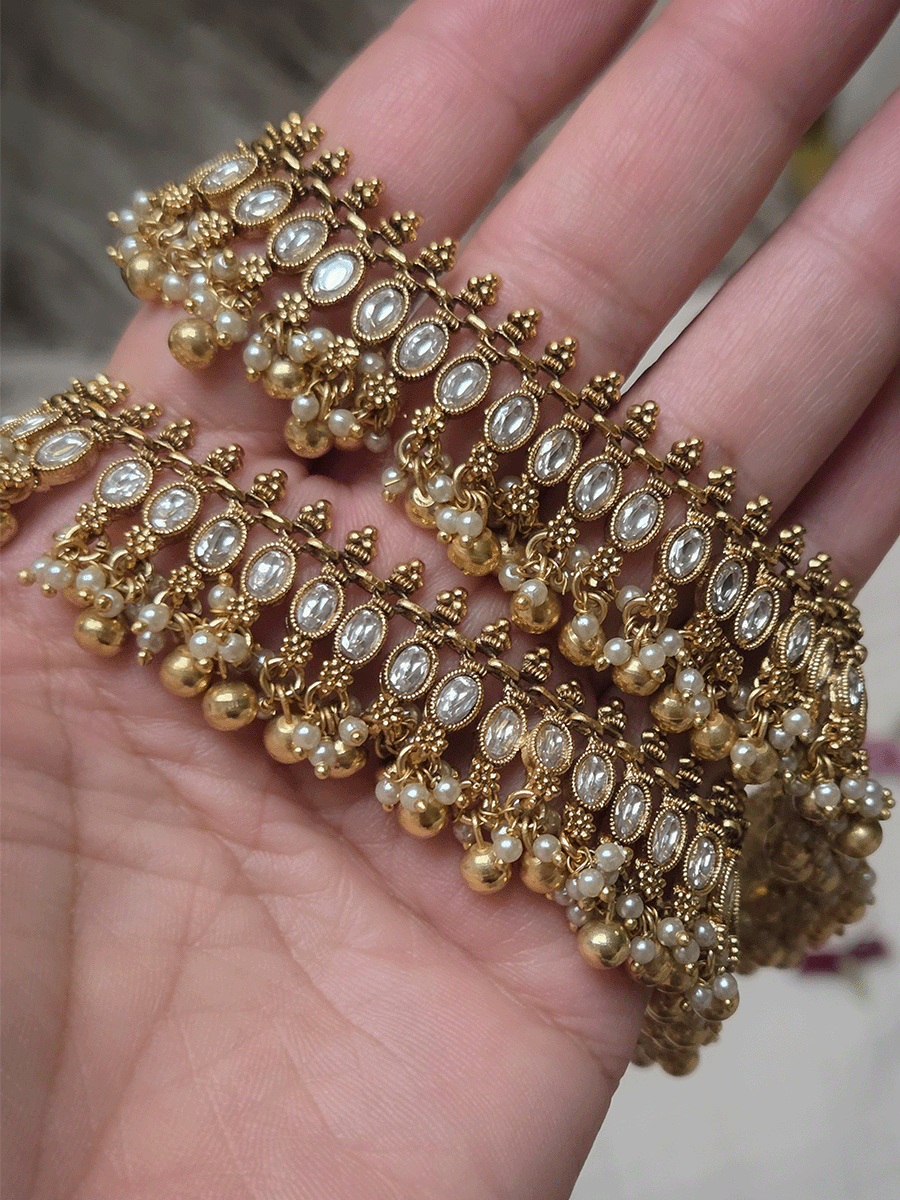 Oval kundan with flower attached pearl and gold bead frill anklets