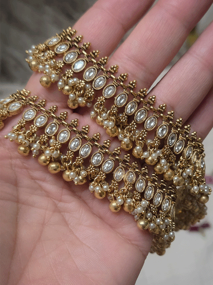 Oval kundan with flower attached pearl and gold bead frill anklets