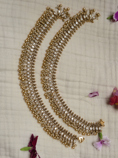 Oval kundan with flower attached pearl and gold bead frill anklets