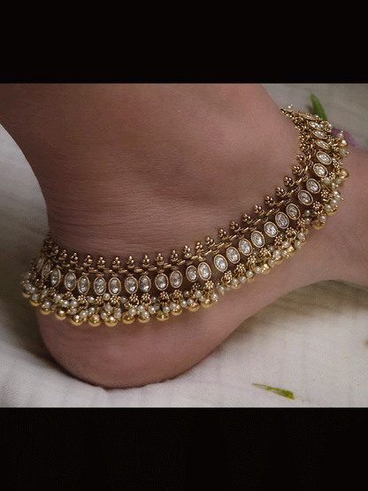 Oval kundan with flower attached pearl and gold bead frill anklets