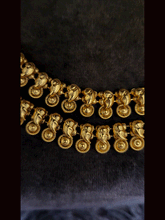 Load image into Gallery viewer, Circular tukdies attached to leaf top self design anklets