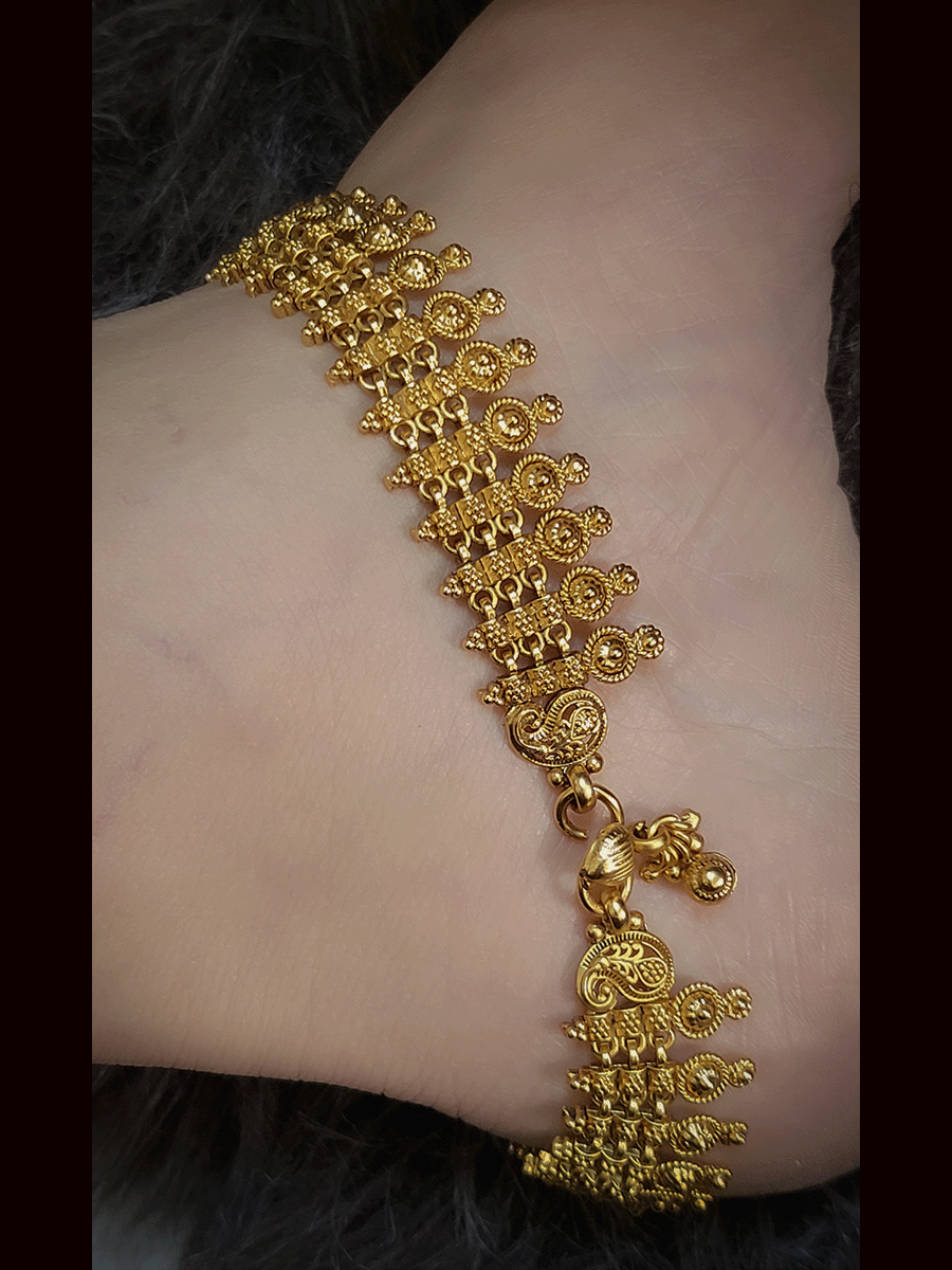 Broad chain anklets with flower engraved circular tukdi design