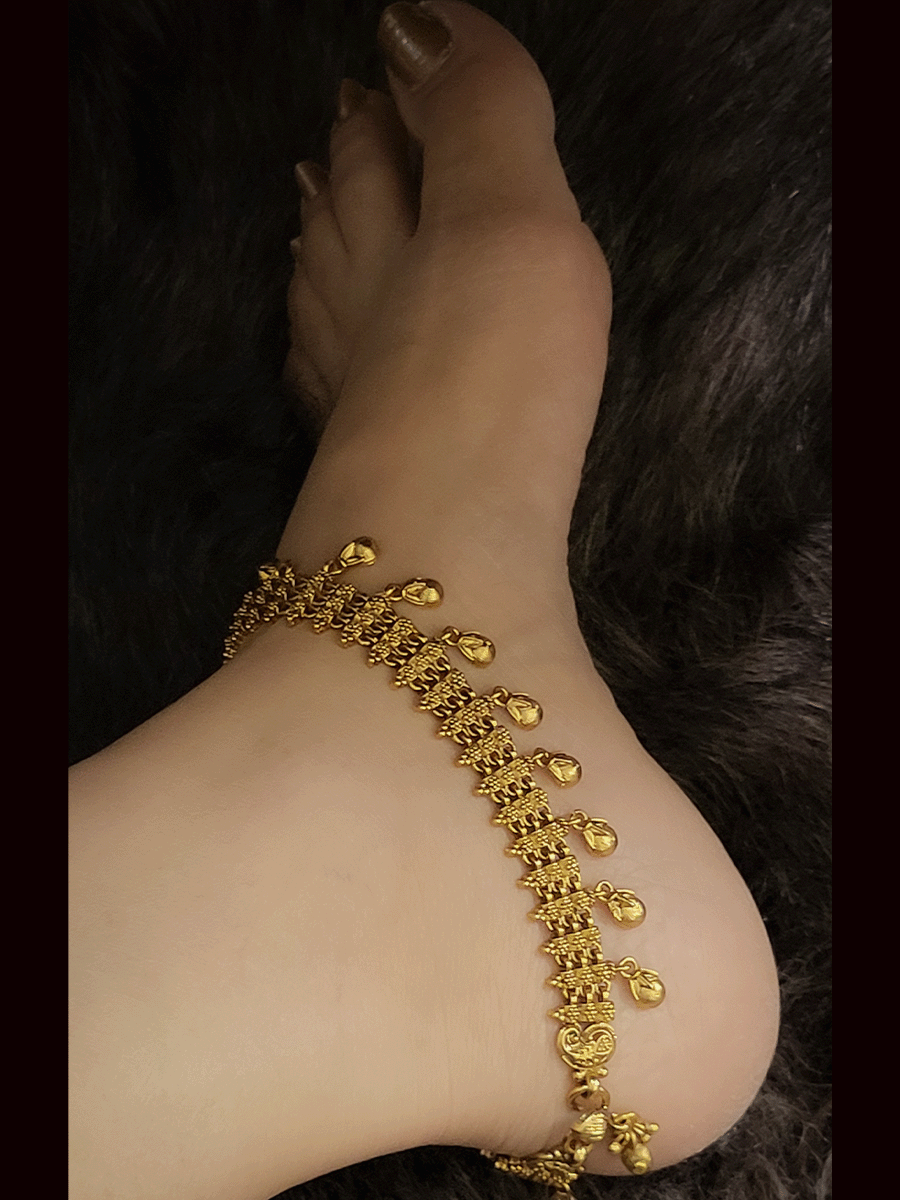 Broad chain anklets with half ghunghru hangings