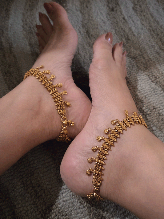 Self flower engraved connecting tukdi anklets with flower ghunghru hanging's