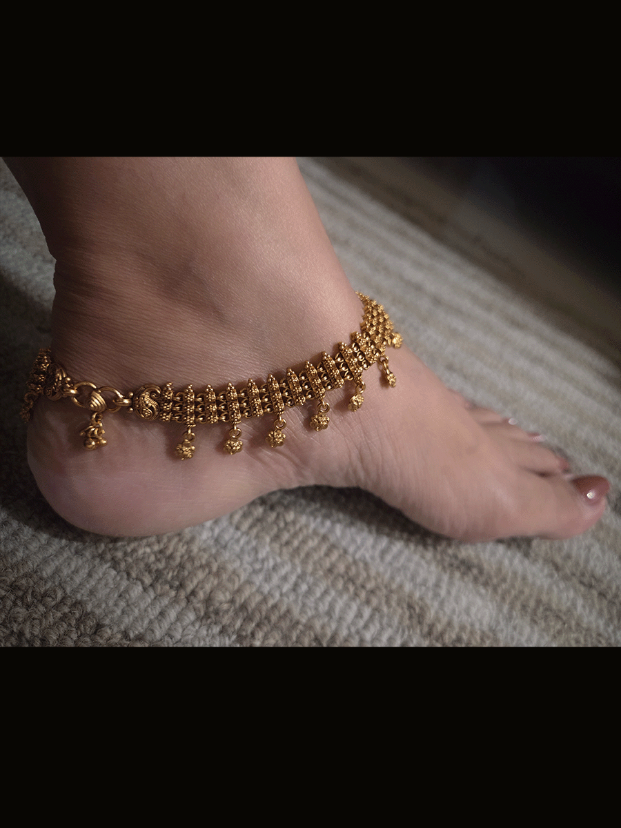 Self flower engraved connecting tukdi anklets with flower ghunghru hanging's