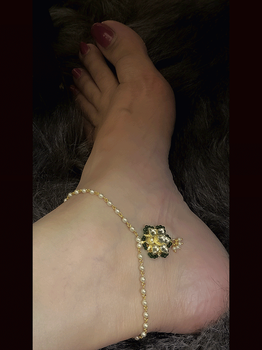 Paachi kundan flower with green pirohi anklets in pearl chain