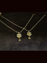 Load image into Gallery viewer, Paachi kundan flower with green pirohi anklets in pearl chain