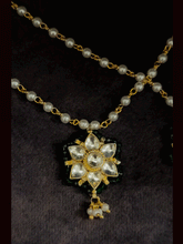 Load image into Gallery viewer, Paachi kundan flower with green pirohi anklets in pearl chain