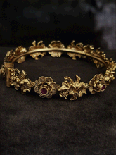 Load image into Gallery viewer, 1.5cm broad dancing ganpatiji openable kadas with flower design and ruby stones