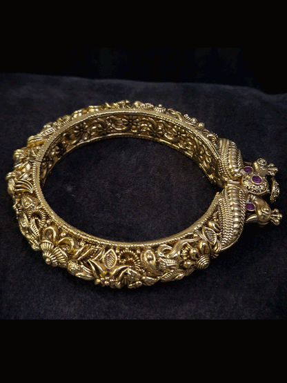 Intricate side carving peacock mouth single openable kada