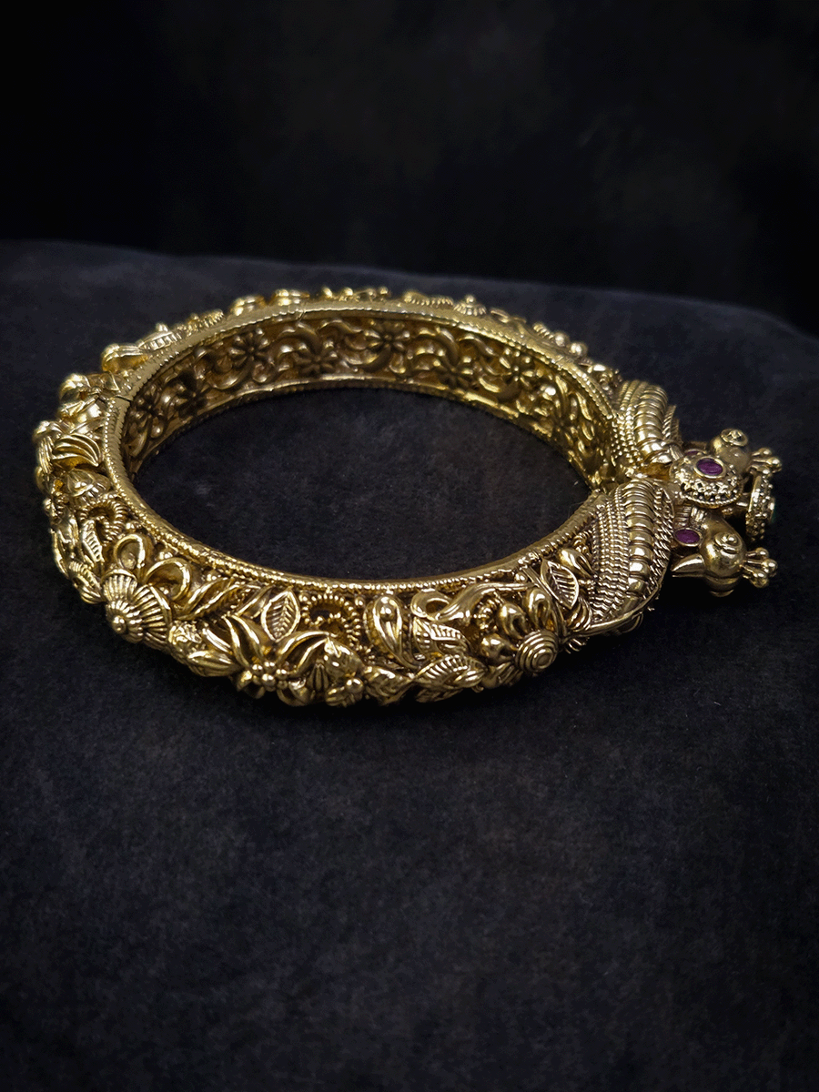 Intricate side carving peacock mouth single openable kada