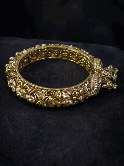 Intricate side carving peacock mouth single openable kada