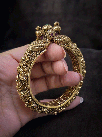 Intricate side carving peacock mouth single openable kada