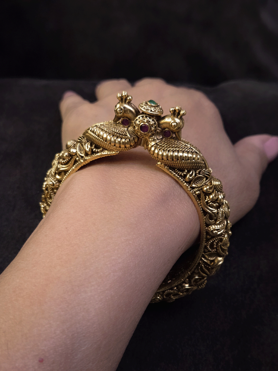 Intricate side carving peacock mouth single openable kada