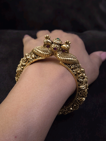 Intricate side carving peacock mouth single openable kada