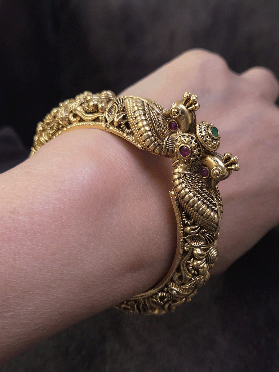 Intricate side carving peacock mouth single openable kada