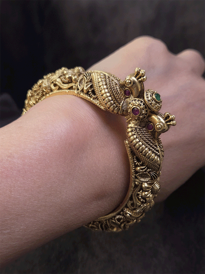 Intricate side carving peacock mouth single openable kada