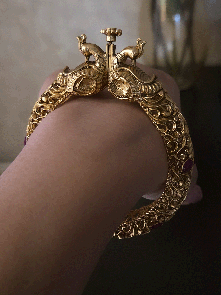 Peacock mouth intricate carving single openable kada