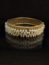 Load image into Gallery viewer, Set of two pearly hanging openable kadas