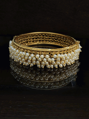 Set of two pearly hanging openable kadas
