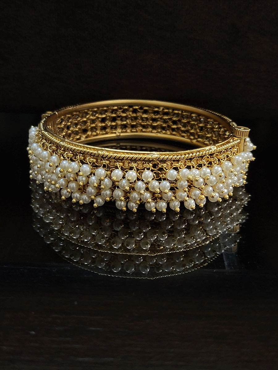 Set of two pearly hanging openable kadas