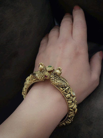 Peacock mouth single openable kundan kada with intricate design